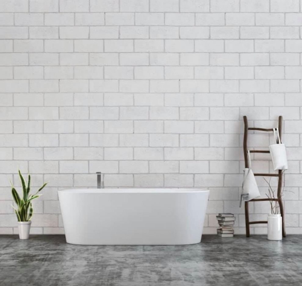 Cette image montre une salle de bain urbaine avec un mur blanc.
