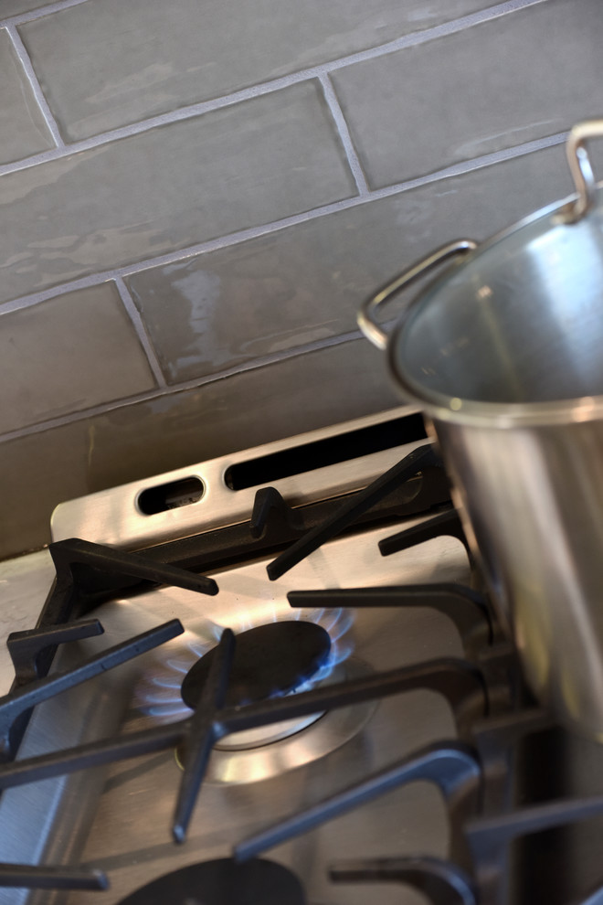 Kitchen - transitional kitchen idea in Orange County