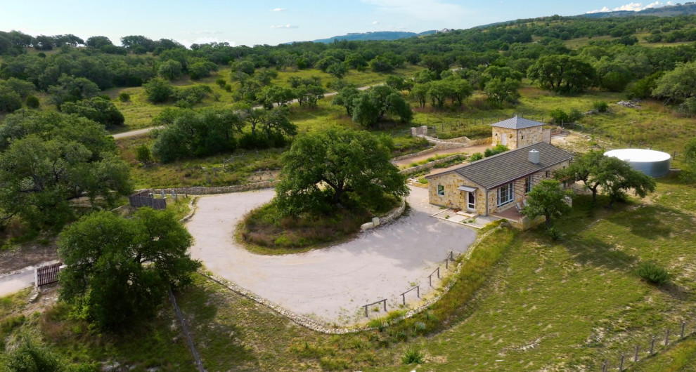 Inspiration for a country home design remodel in Austin