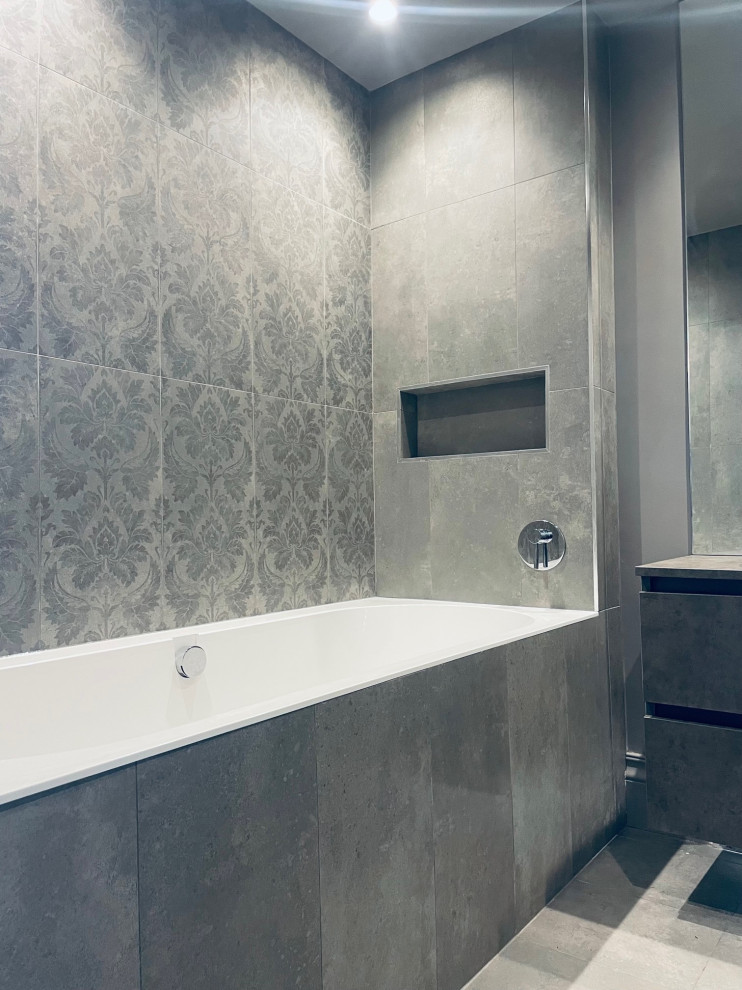 Bathroom with niche