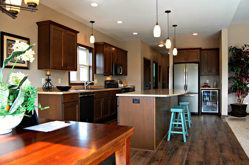 Kitchen - transitional kitchen idea in Milwaukee