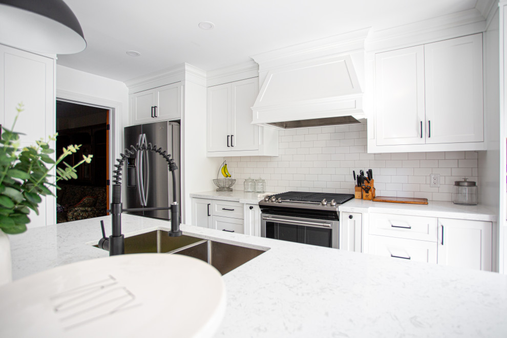 Inspiration for a transitional kitchen remodel in Toronto