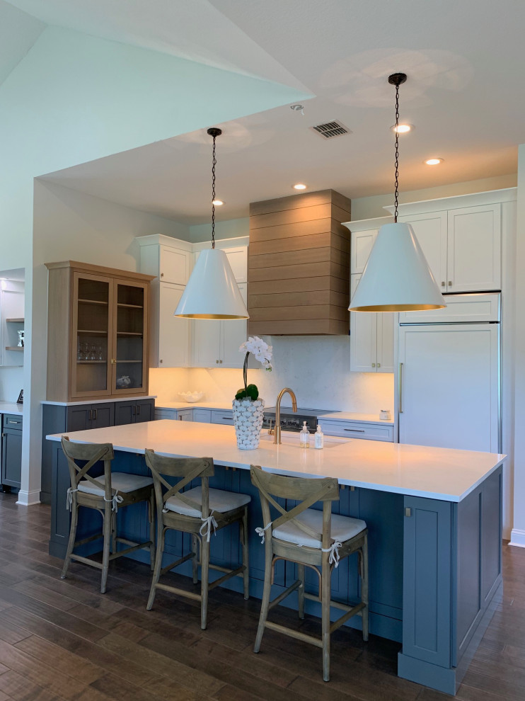 Eat-in kitchen - mid-sized transitional eat-in kitchen idea with shaker cabinets, gray cabinets, quartz countertops, white backsplash, quartz backsplash, paneled appliances, an island and white countertops