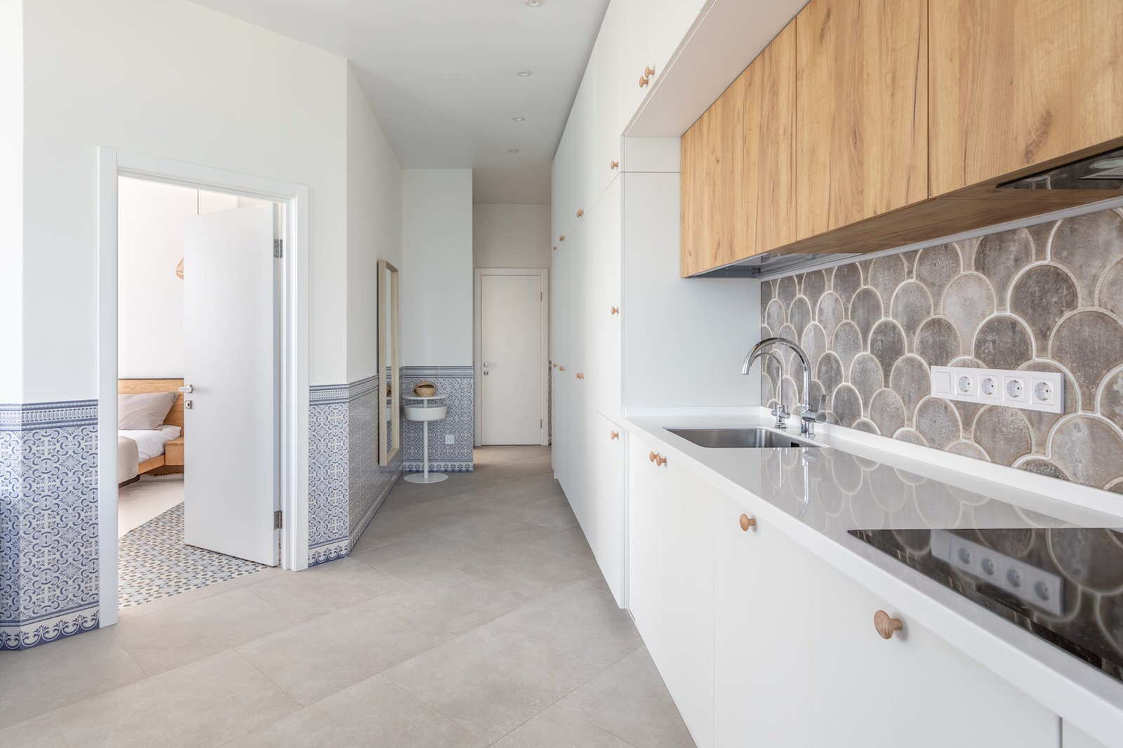 ПОРТУГАЛЬСКИЙ МИНИМАЛИЗМ НА БЕРЕГУ ЧЕРНОГО МОРЯ: КВАРТИРА 74.4 М2