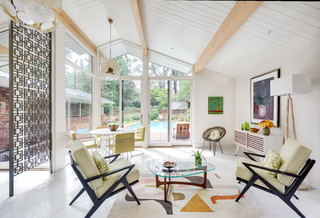 ミッドセンチュリースタイルのおしゃれなリビング (白い床) の