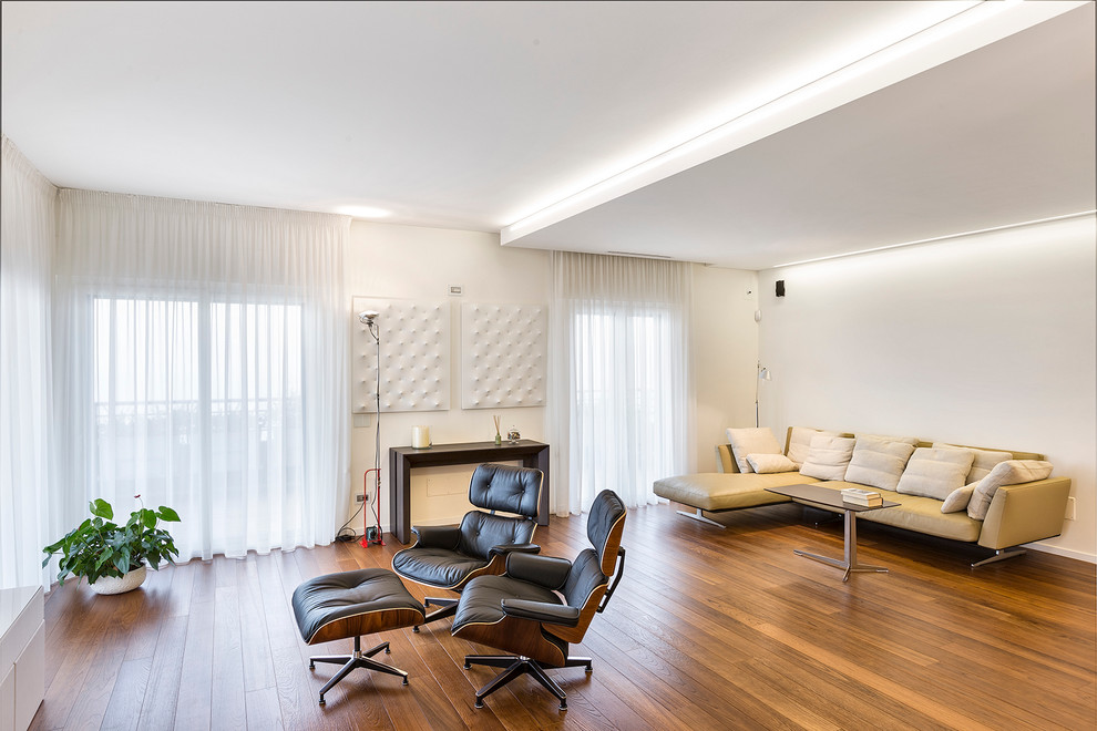 Design ideas for a contemporary family room in Bari.