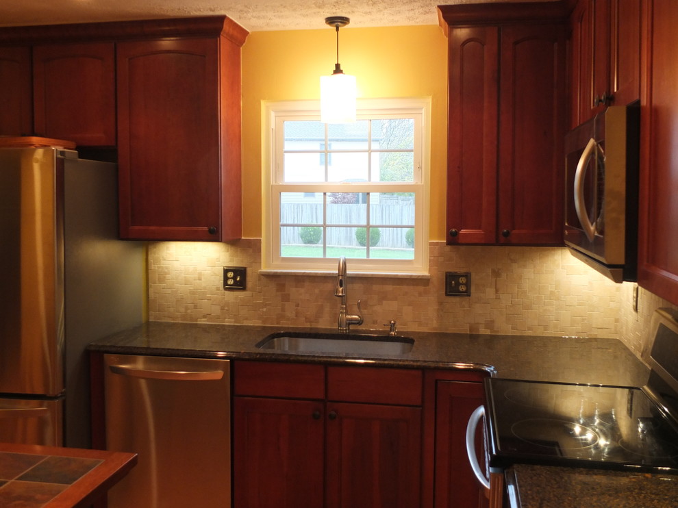 Example of a transitional l-shaped eat-in kitchen design in Columbus with an undermount sink, shaker cabinets, medium tone wood cabinets, quartzite countertops, beige backsplash and stainless steel appliances