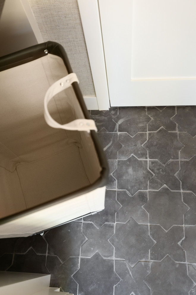 Transitional home design photo in Phoenix