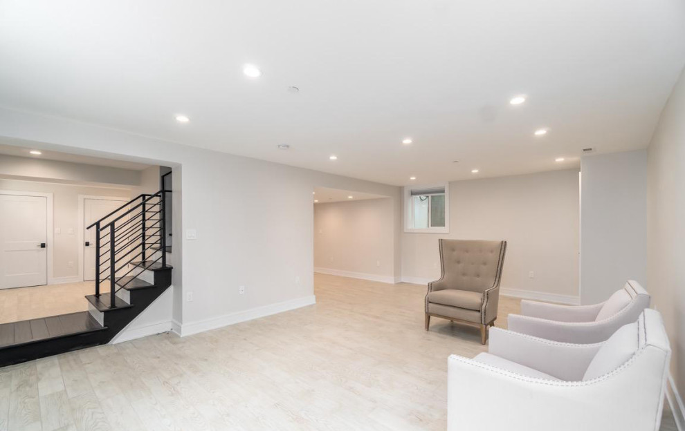 Offenes Modernes Wohnzimmer mit weißer Wandfarbe, hellem Holzboden und beigem Boden in Washington, D.C.