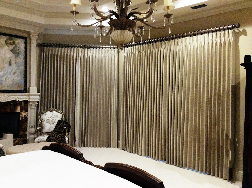 Example of a transitional home design design in Austin