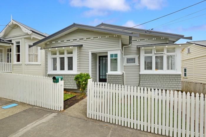 Mid-sized traditional one-storey grey exterior in Auckland with wood siding.