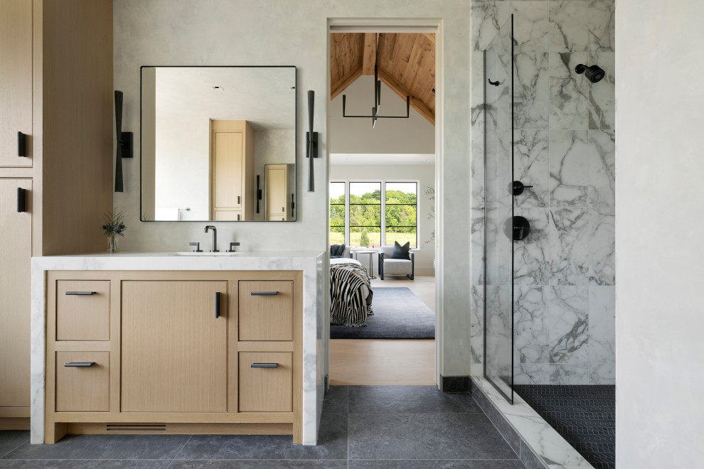Diseño de cuarto de baño principal de estilo de casa de campo