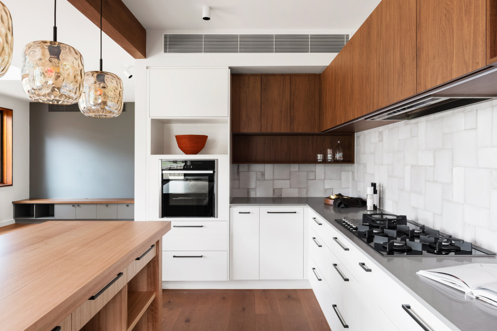 Idee per una cucina scandinava con pavimento in legno massello medio e travi a vista