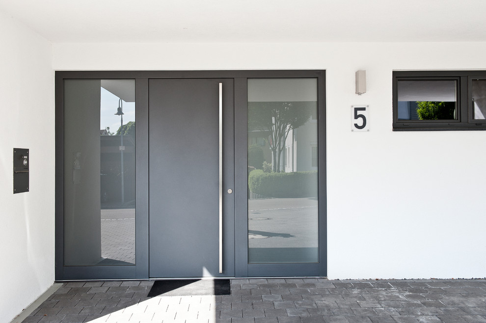 Mittelgroße Moderne Haustür mit weißer Wandfarbe, Einzeltür, grauer Haustür und grauem Boden in Stuttgart