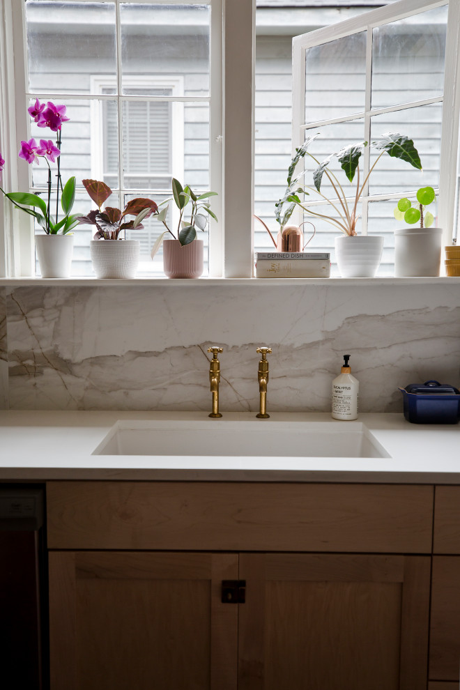 Example of a small transitional l-shaped kitchen design with shaker cabinets, quartz countertops, multicolored backsplash, marble backsplash, stainless steel appliances and no island
