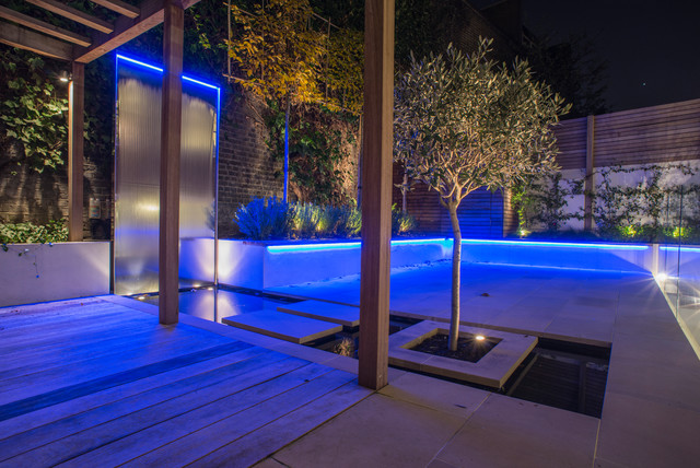 London Courtyard contemporary-garden