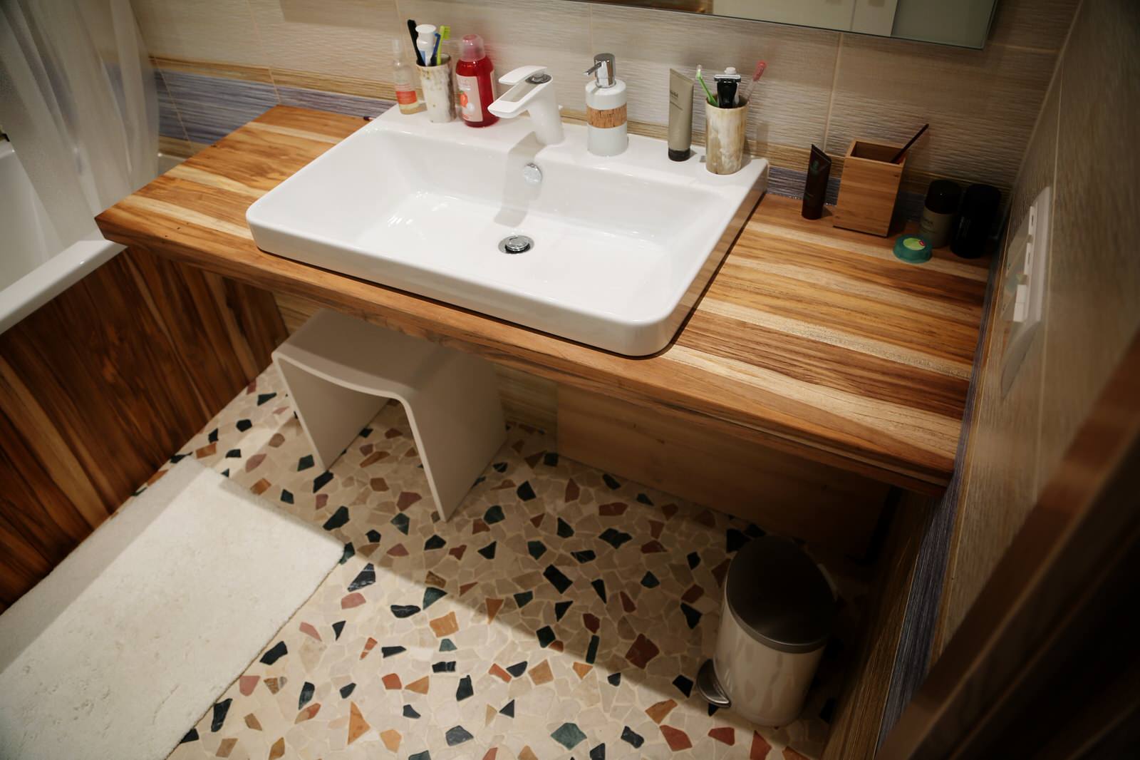 Столешница из дерева, полки и зеркало в небольшую ванную комнату