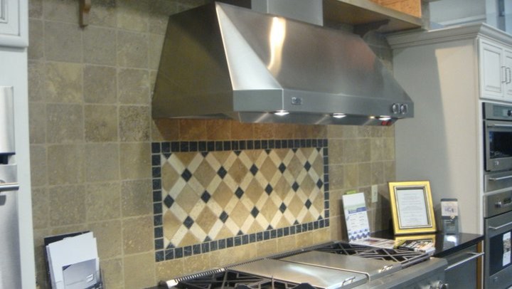 Kitchen - transitional kitchen idea in Chicago