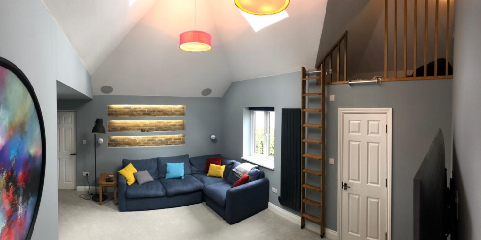 Идея дизайна: двухуровневая гостиная комната среднего размера в современном стиле с с книжными шкафами и полками, синими стенами, телевизором на стене, серым полом, сводчатым потолком и кирпичными стенами
