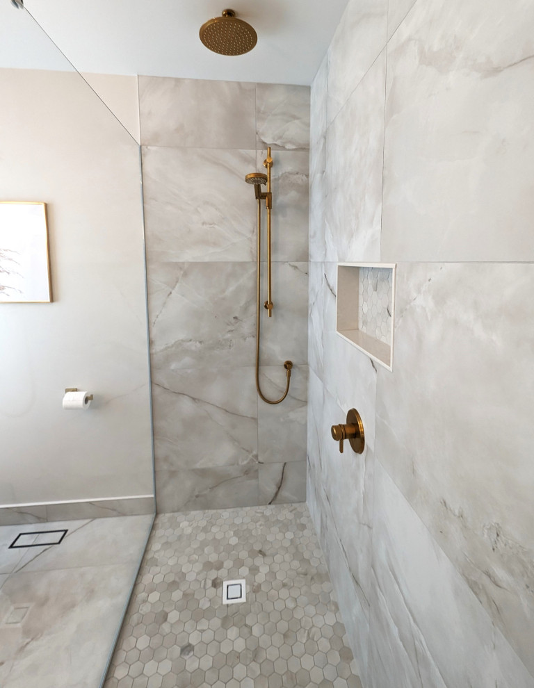 Idée de décoration pour une salle de bain principale design de taille moyenne avec une douche ouverte, un carrelage beige, des carreaux de porcelaine, un sol en carrelage de porcelaine, un sol beige, aucune cabine et une niche.