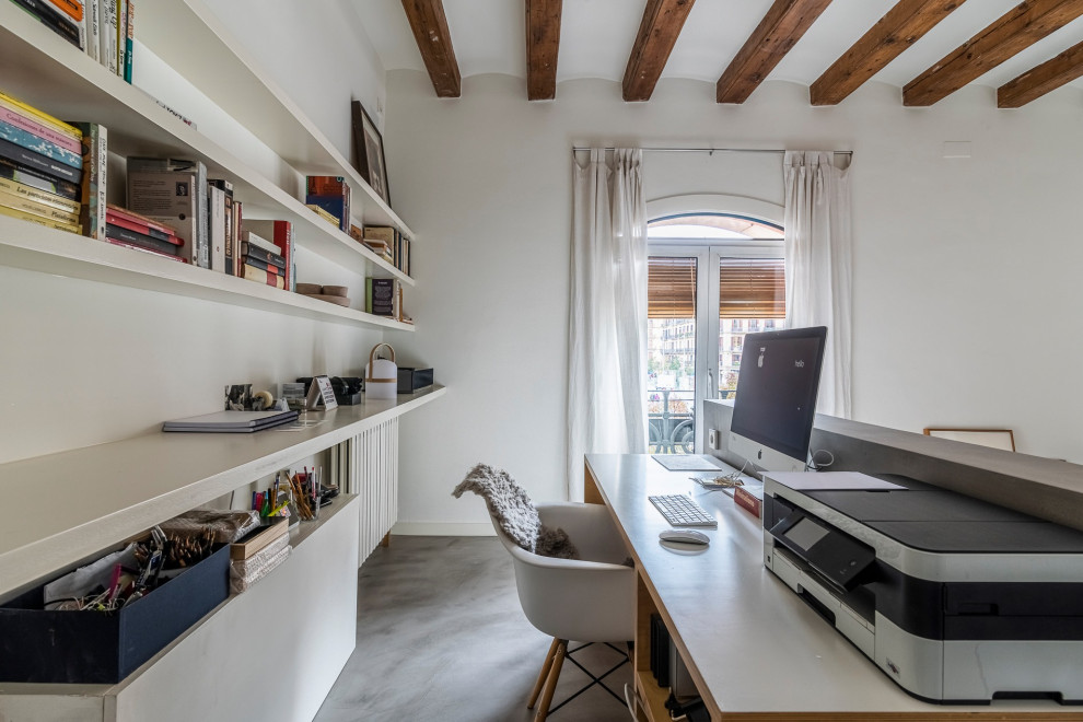 Modelo de despacho de estilo zen de tamaño medio con paredes blancas, suelo de cemento, escritorio independiente, suelo gris y vigas vistas