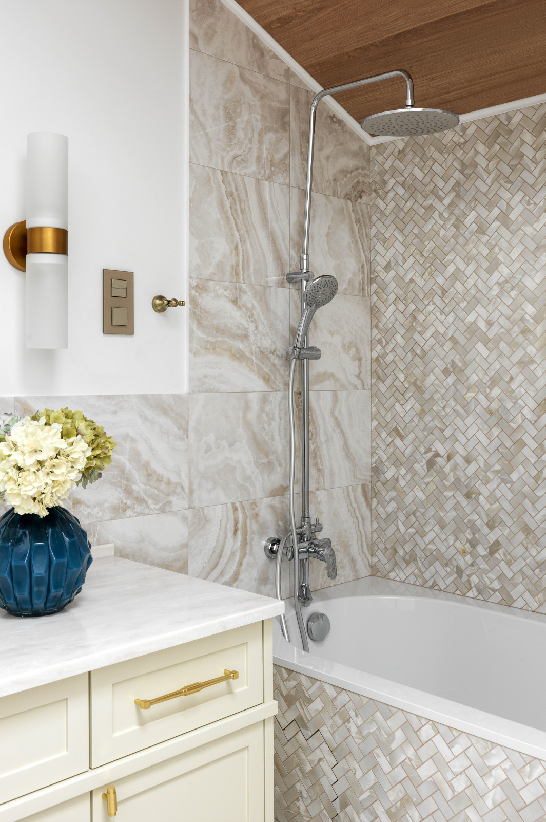 Двухэтажный коттедж в черте Москвы: гостевая ванная