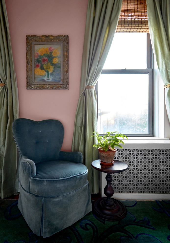 Foto på ett mellanstort vintage huvudsovrum, med rosa väggar, mörkt trägolv, en standard öppen spis, en spiselkrans i tegelsten och brunt golv