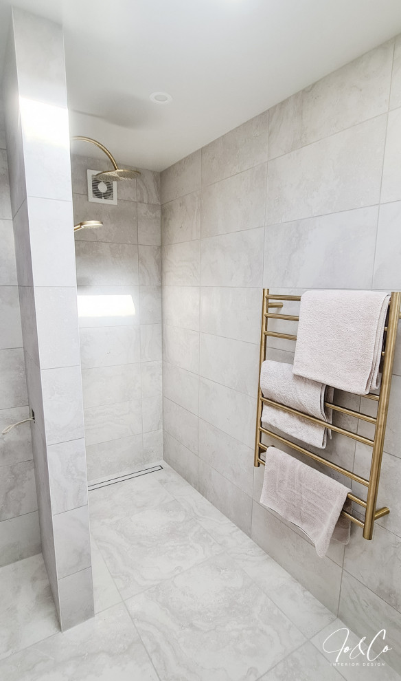 Cette photo montre une petite salle de bain moderne en bois clair avec une douche ouverte, un carrelage gris, du carrelage en marbre, un mur gris, un sol en marbre, un sol gris, un plan de toilette blanc, une niche et meuble simple vasque.
