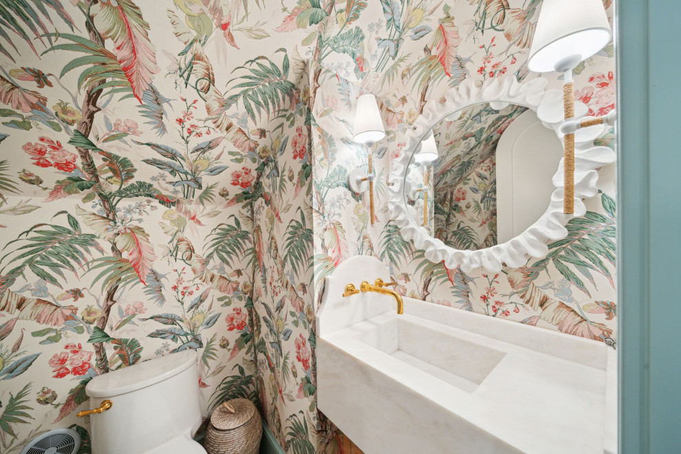 Esempio di un bagno di servizio stile marinaro con lavabo sottopiano, top in marmo, top bianco, mobile bagno sospeso e carta da parati