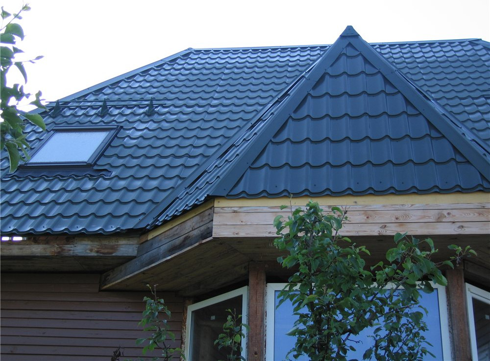 Замена фальцевой кровли на металлочерепицу на дачном доме