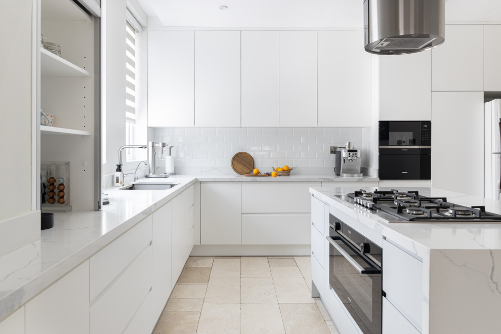 Mittelgroße Moderne Wohnküche in L-Form mit flächenbündigen Schrankfronten, weißen Schränken, Küchenrückwand in Weiß, Kücheninsel, weißer Arbeitsplatte und Quarzwerkstein-Arbeitsplatte in Sonstige