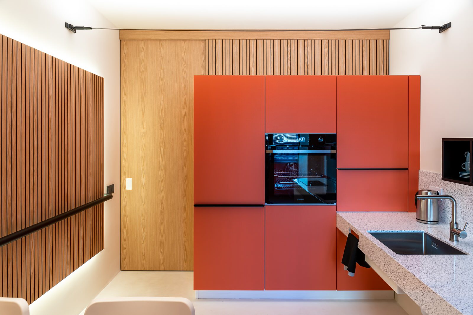 Кухня в коралловом ожерелье