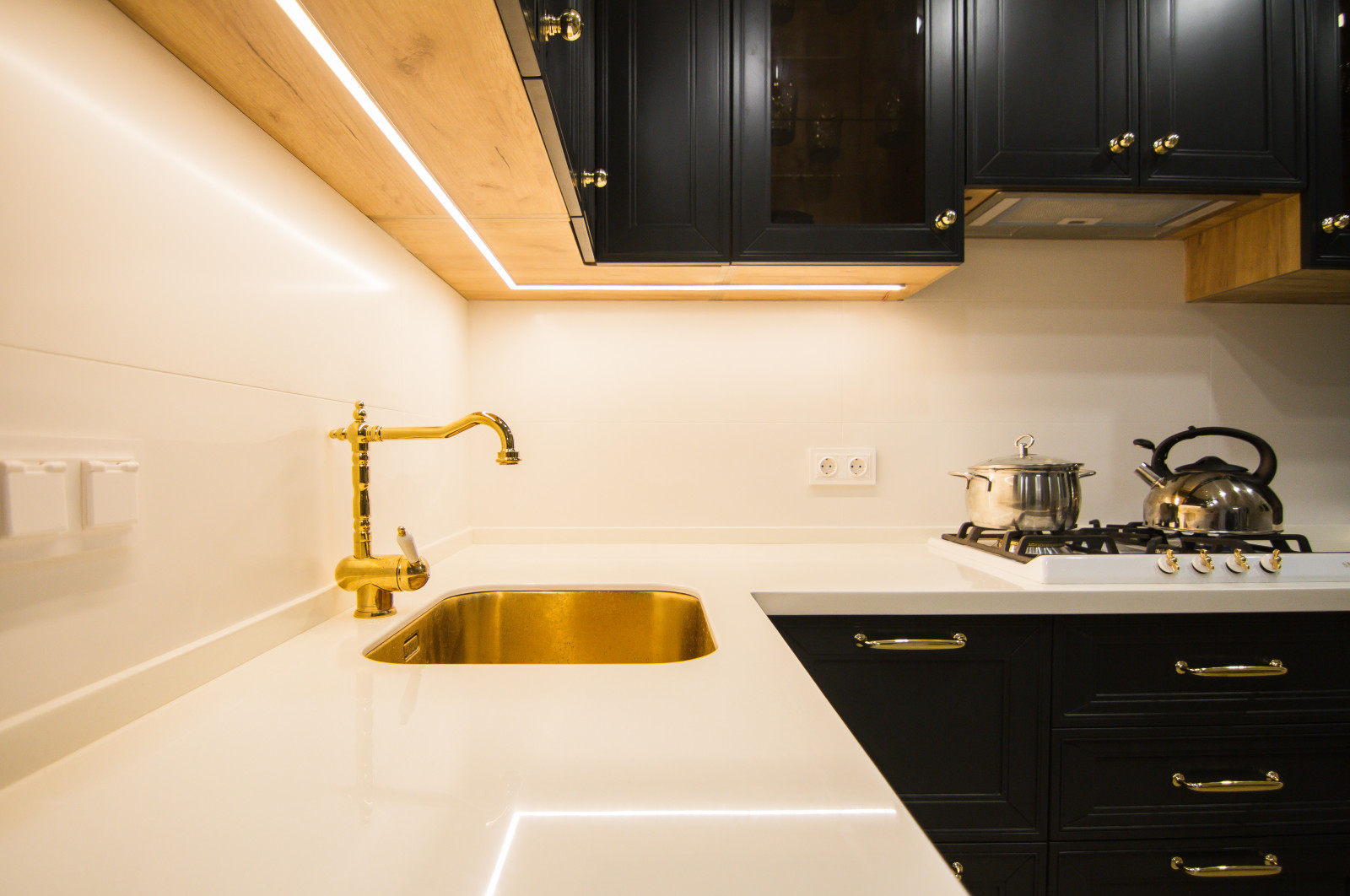 Черная кухня в стиле неоклассика