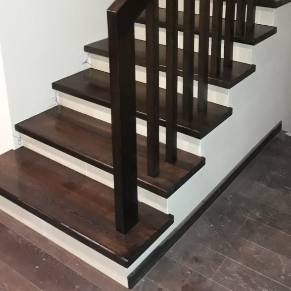 Идея дизайна: лестница среднего размера в классическом стиле