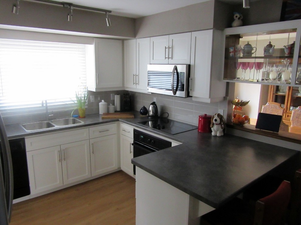 Kitchen - transitional kitchen idea in Toronto