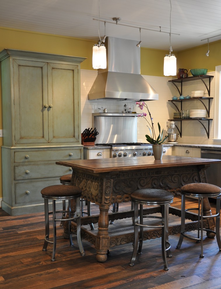 Inspiration for a traditional kitchen in Atlanta with subway tile splashback.