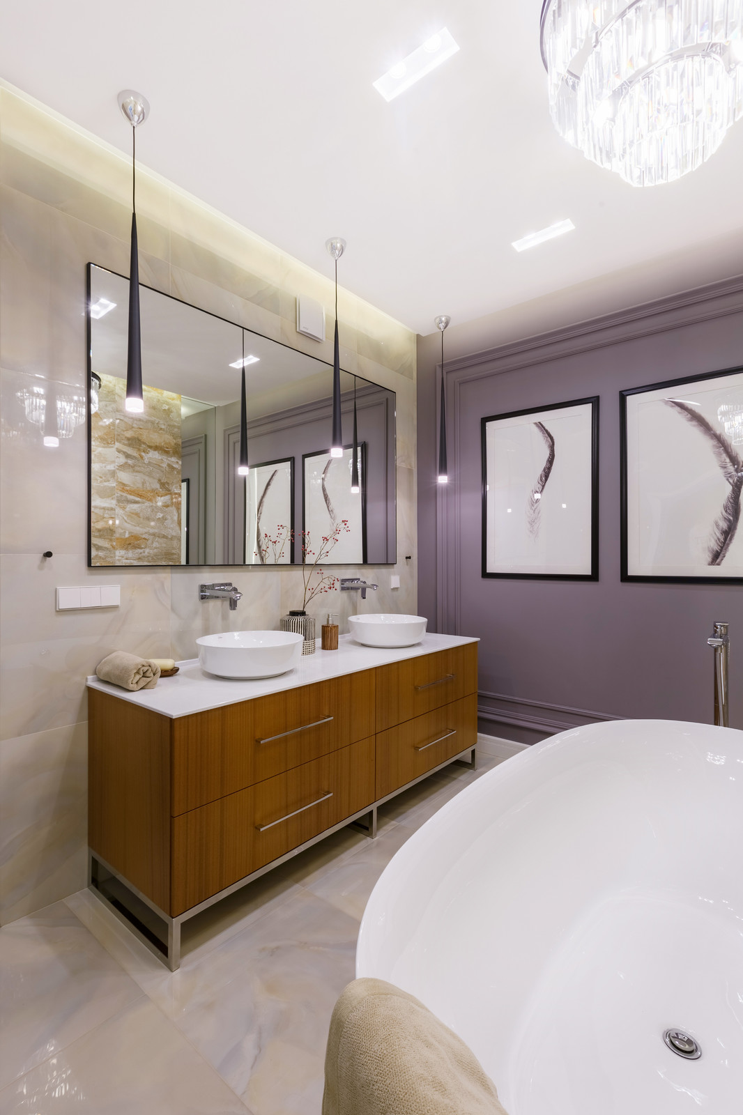 Квартира с радиусными панелями и глубокими цветами