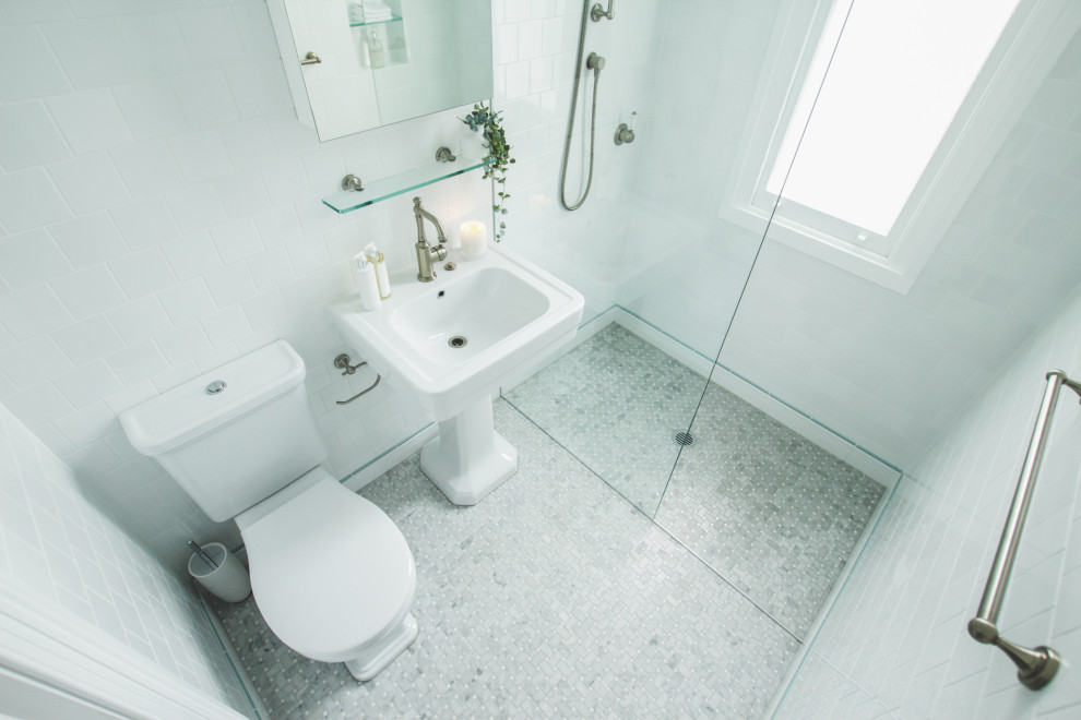 Inspiration för små klassiska badrum med dusch, med vita skåp, en öppen dusch, en toalettstol med separat cisternkåpa, vit kakel, vita väggar, ett piedestal handfat och med dusch som är öppen