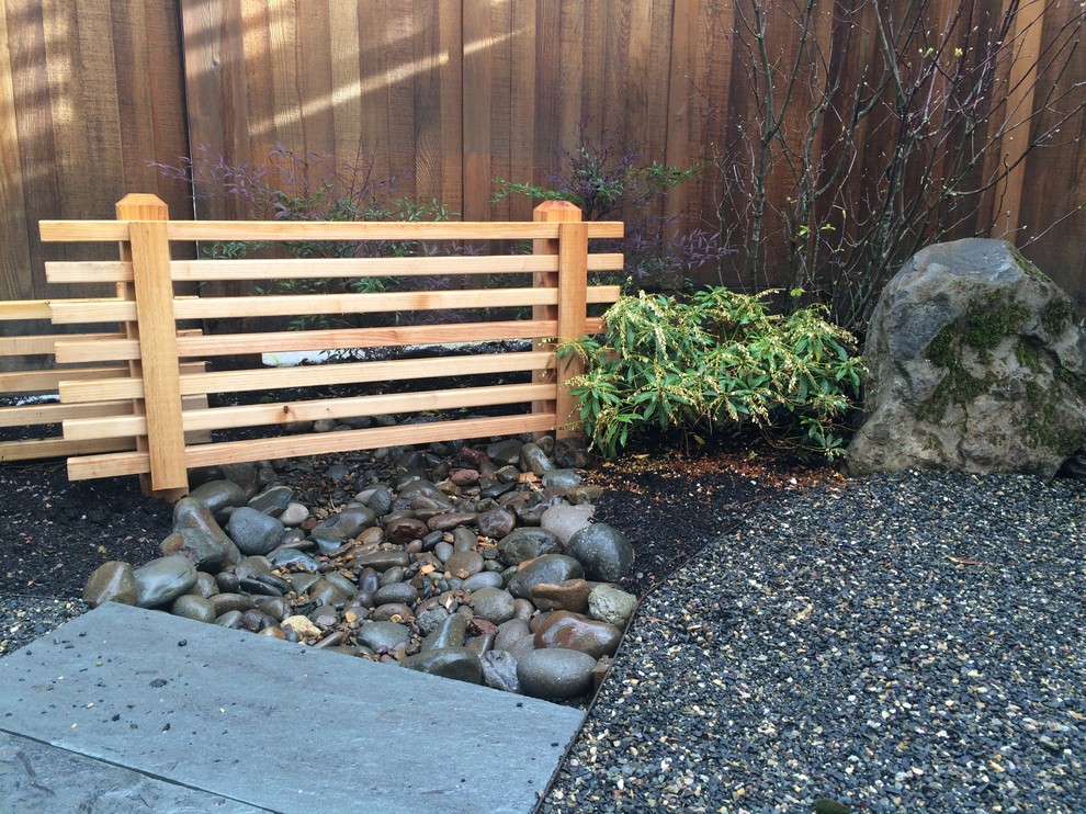 Design ideas for a small asian courtyard garden in Portland with gravel.