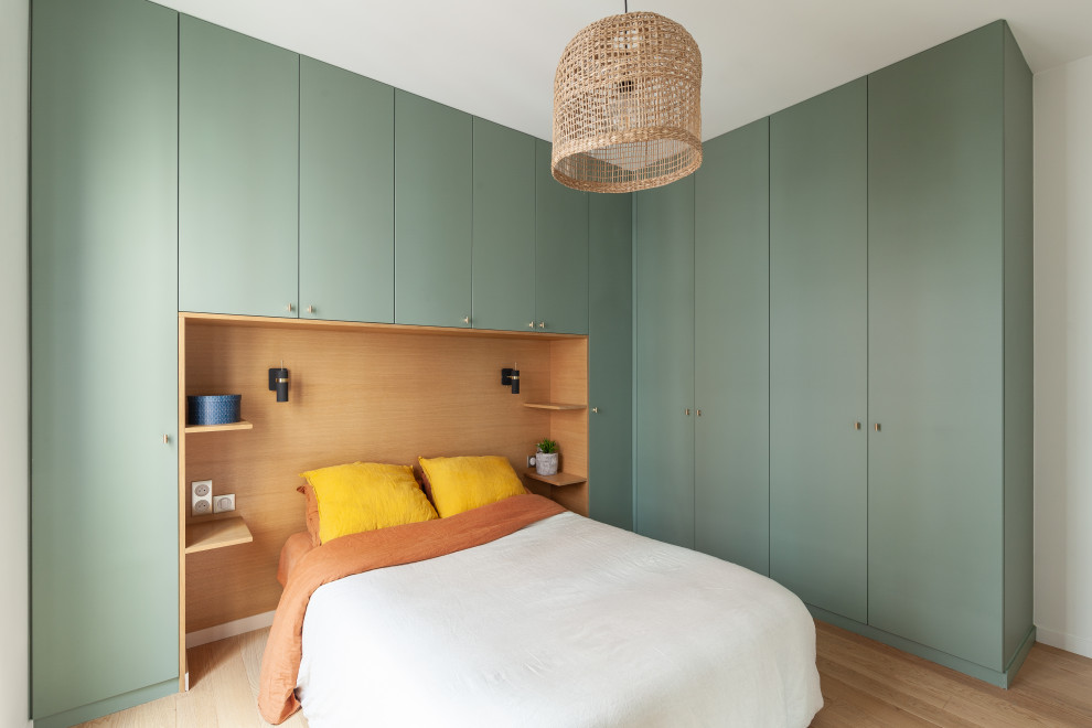 Photo of a contemporary bedroom in Paris.