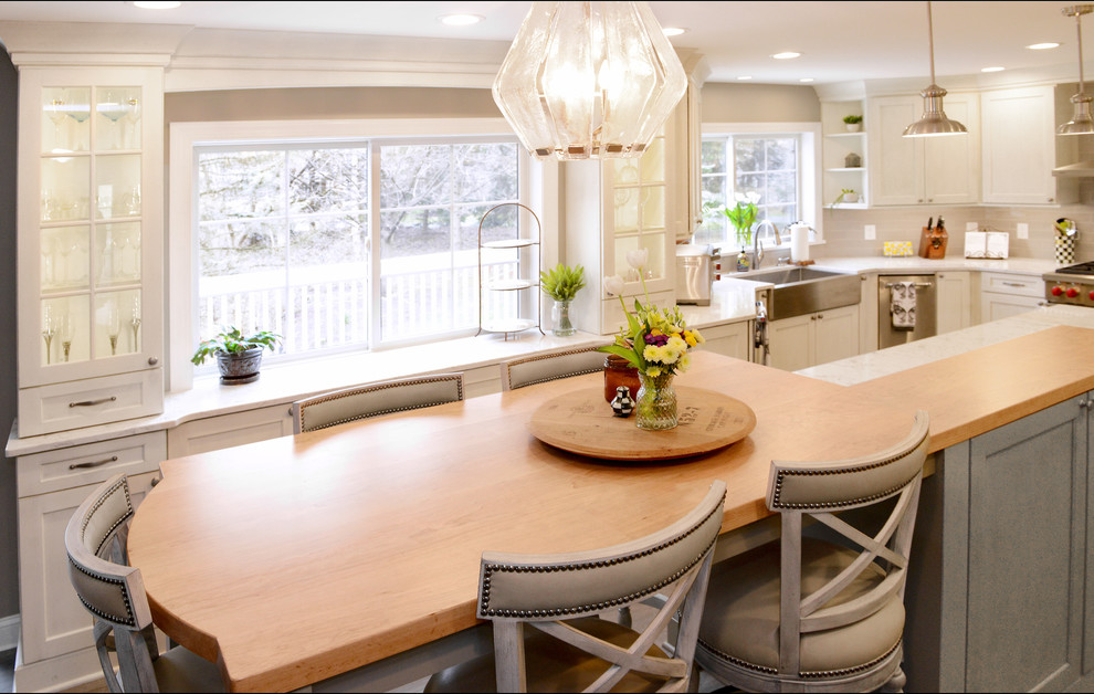 Kitchen - transitional kitchen idea in New York
