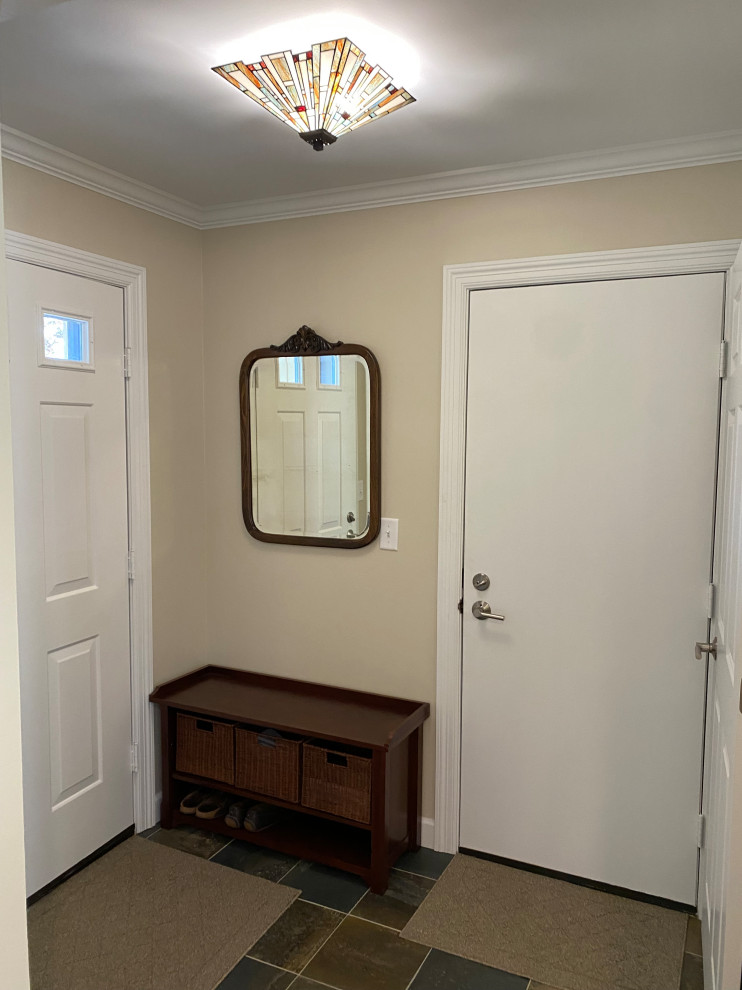 Transitional entryway photo in Minneapolis