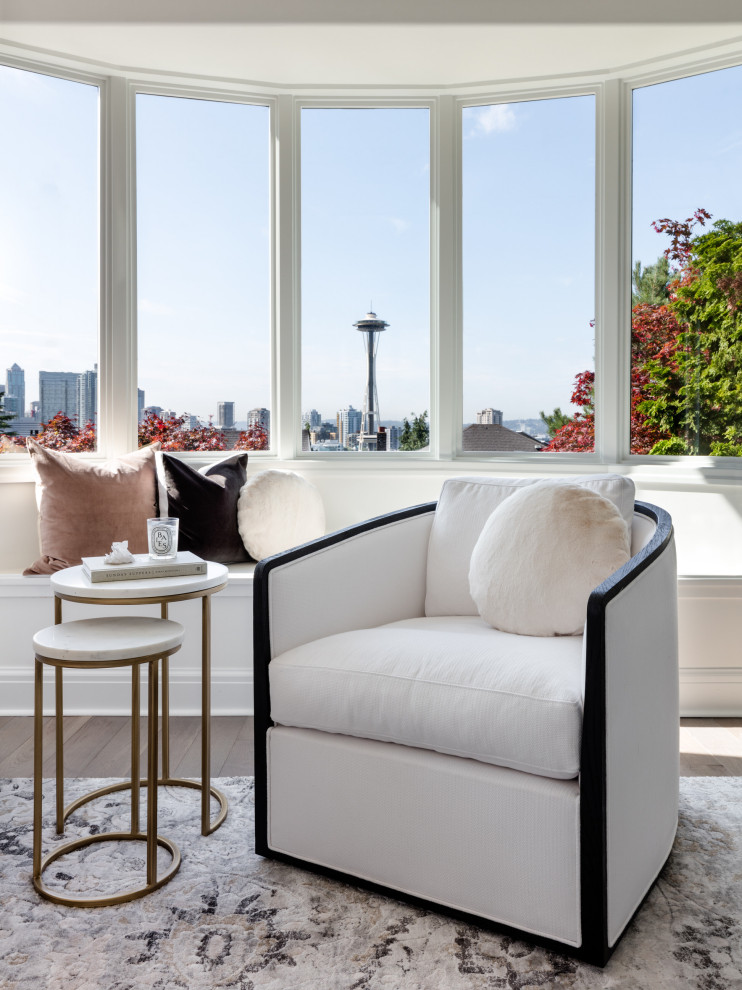 Großes, Repräsentatives, Abgetrenntes Klassisches Wohnzimmer mit weißer Wandfarbe, braunem Holzboden, Kamin, Kaminumrandung aus Beton und braunem Boden in Seattle