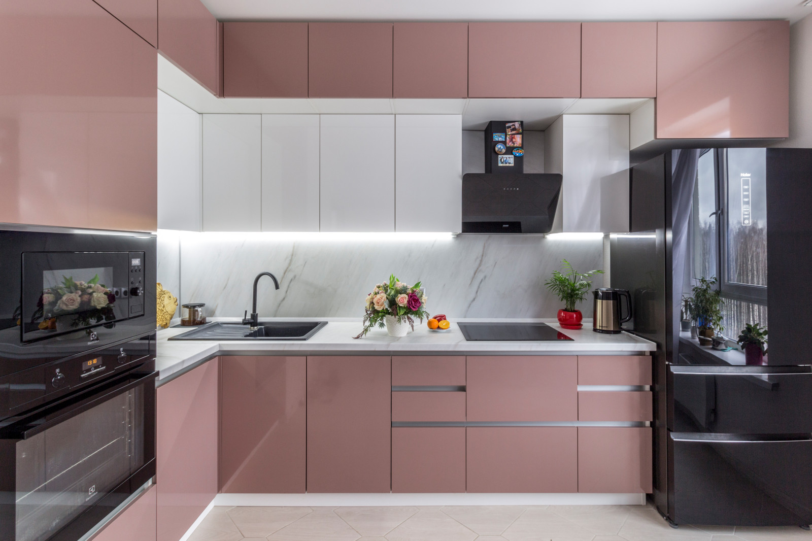 Яркая кухня с фасадами из пластика