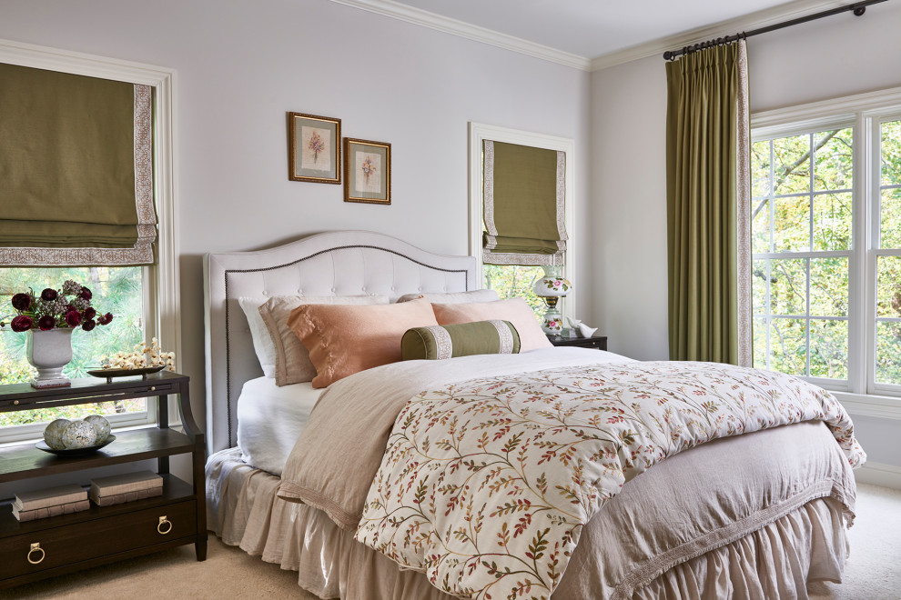 На фото: гостевая спальня среднего размера, (комната для гостей) в классическом стиле с бежевыми стенами, ковровым покрытием и кессонным потолком с