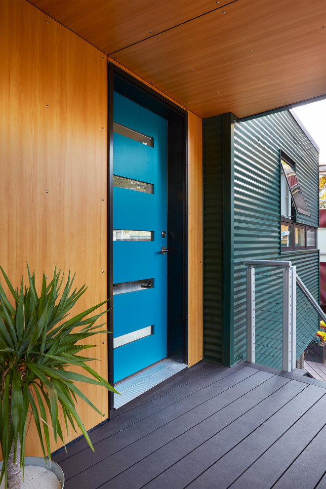 Inspiration för små moderna gröna hus, med två våningar, metallfasad och platt tak