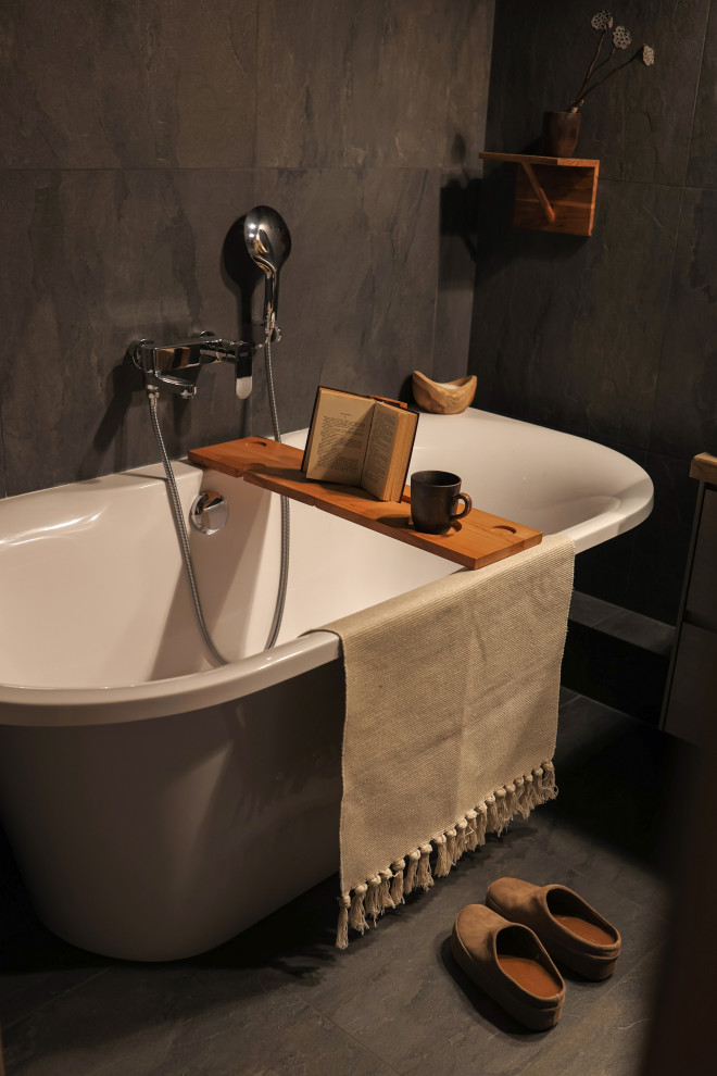 Пример оригинального дизайна: маленькая ванная комната в скандинавском стиле для на участке и в саду