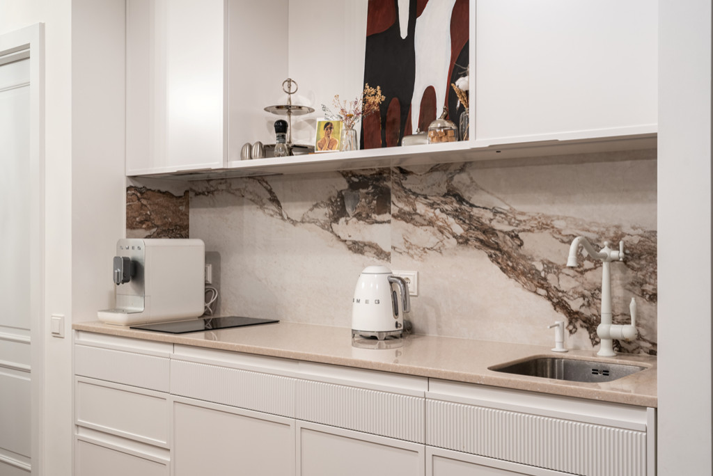 Белая кухня-гостиная в лучших традициях