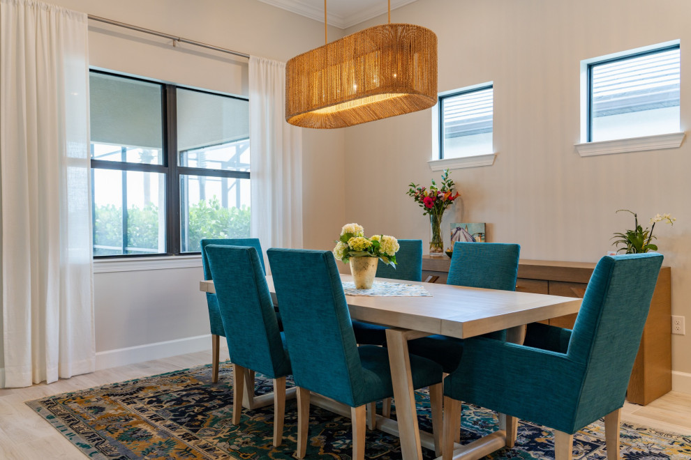 Idee per una sala da pranzo minimalista chiusa e di medie dimensioni con pareti beige e pavimento in legno massello medio