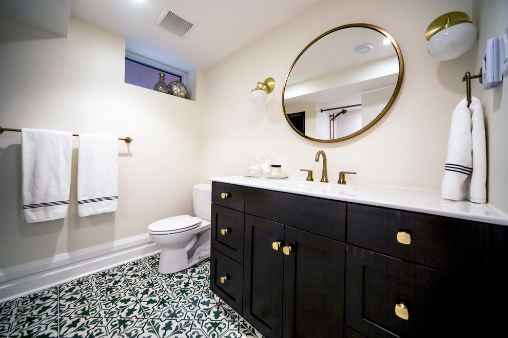 Mid-sized transitional kids' ceramic tile and green floor alcove bathtub photo in Ottawa with shaker cabinets, black cabinets, a two-piece toilet, beige walls, an integrated sink and quartzite countertops